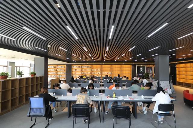 上海城东区全力打造智慧图书馆 利用电子标签分类盘点
